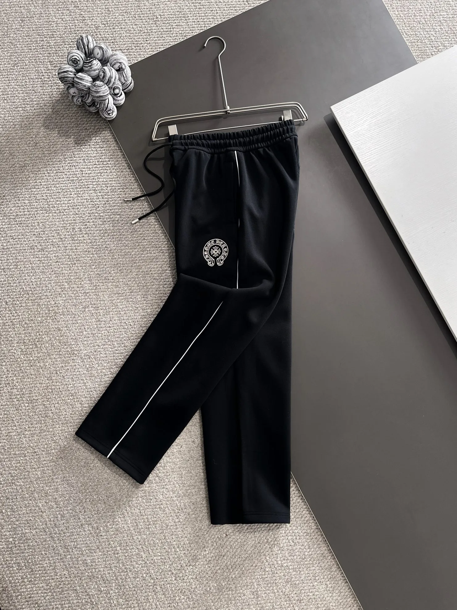 P310 Chrome Hearts* (exclusive quality in the market) hot style 2꯭0꯭2꯭5 new autumn pants original ⌚️ high version Chrome Hearts The fabric is made of 380g high-density double-sided Chinese custom fabric. It does not deform or shrink. The three-dimensional drape is amazing. Process introduction: chicken edge + classic horseshoe embroidery. Color: black SIZE: M-XXXL
